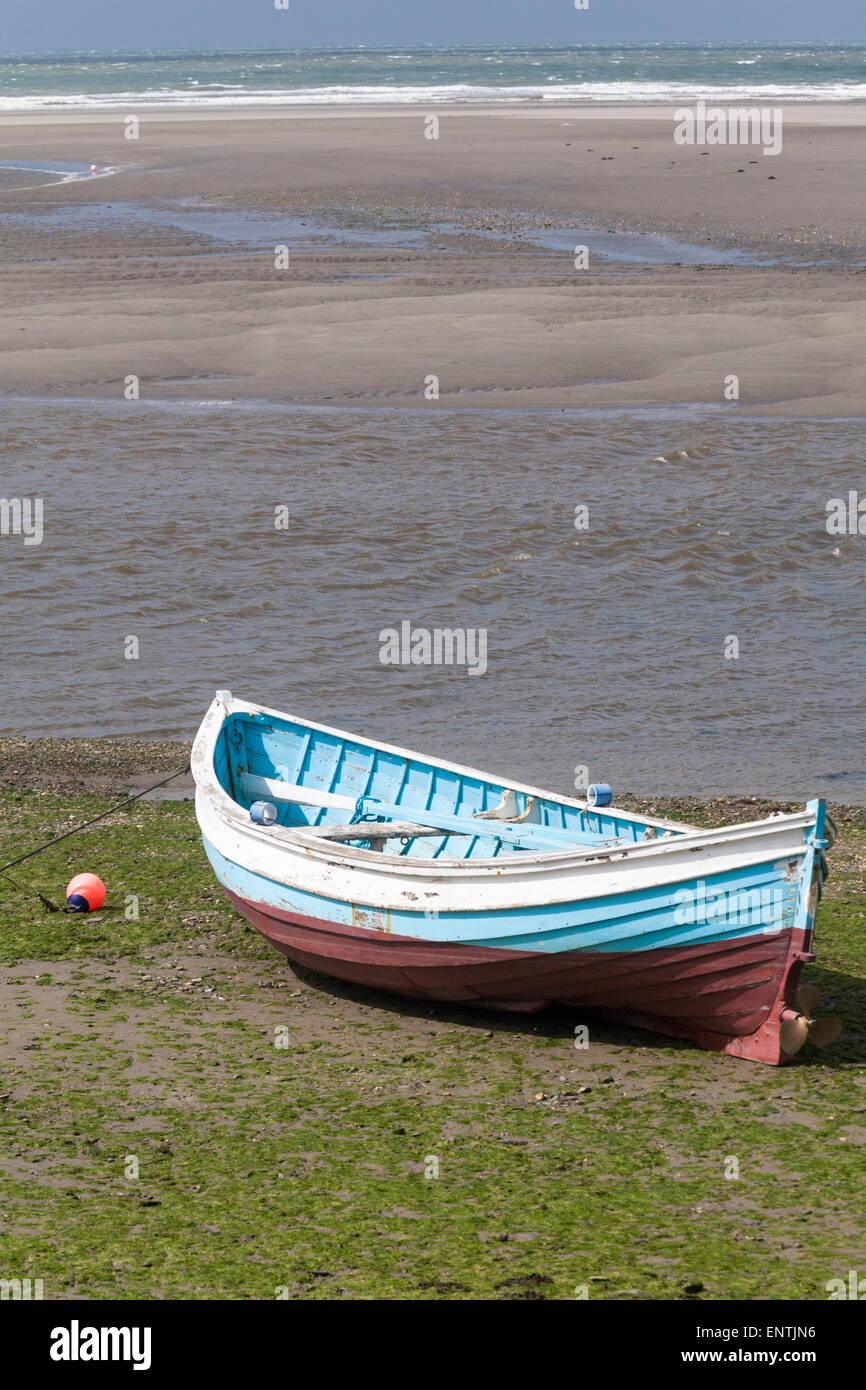 In barca sulla spiaggia al Parrog, all'estremità meridionale di Newport Beach, Pembrokeshire Coast National Park, Galles UK, a maggio Foto Stock