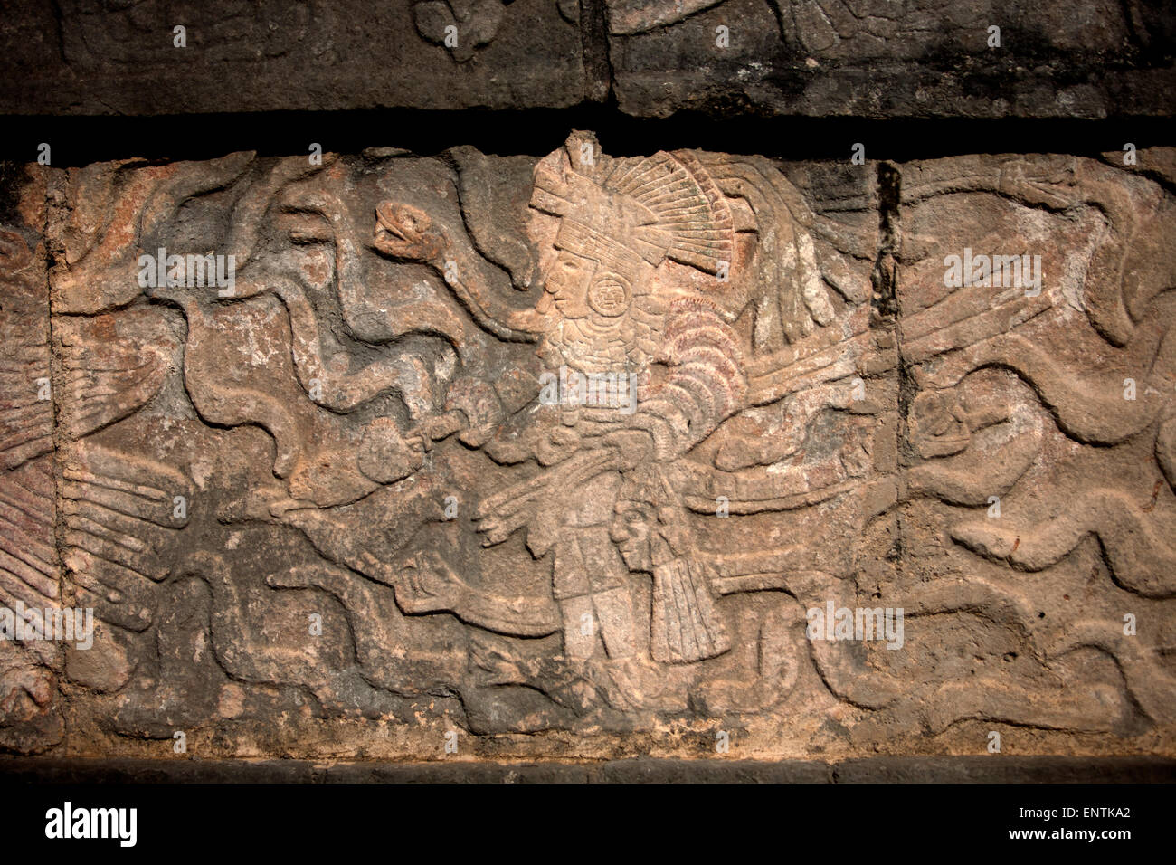 L'immagine di un guerriero Toltec con un serpente nel braccio destro e titolari di una testa umana con la sua mano sinistra è visualizzato nella città Maya di Chichen Itza, la penisola dello Yucatan, Messico Foto Stock