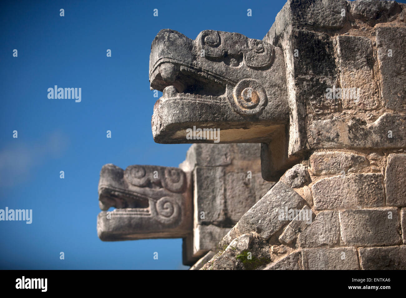 Due teste in rappresentanza di Kukulkan il dio Serpente Piumato, decorare un edificio nella città Maya di Chichen Itza, la penisola dello Yucatan, Messico Foto Stock