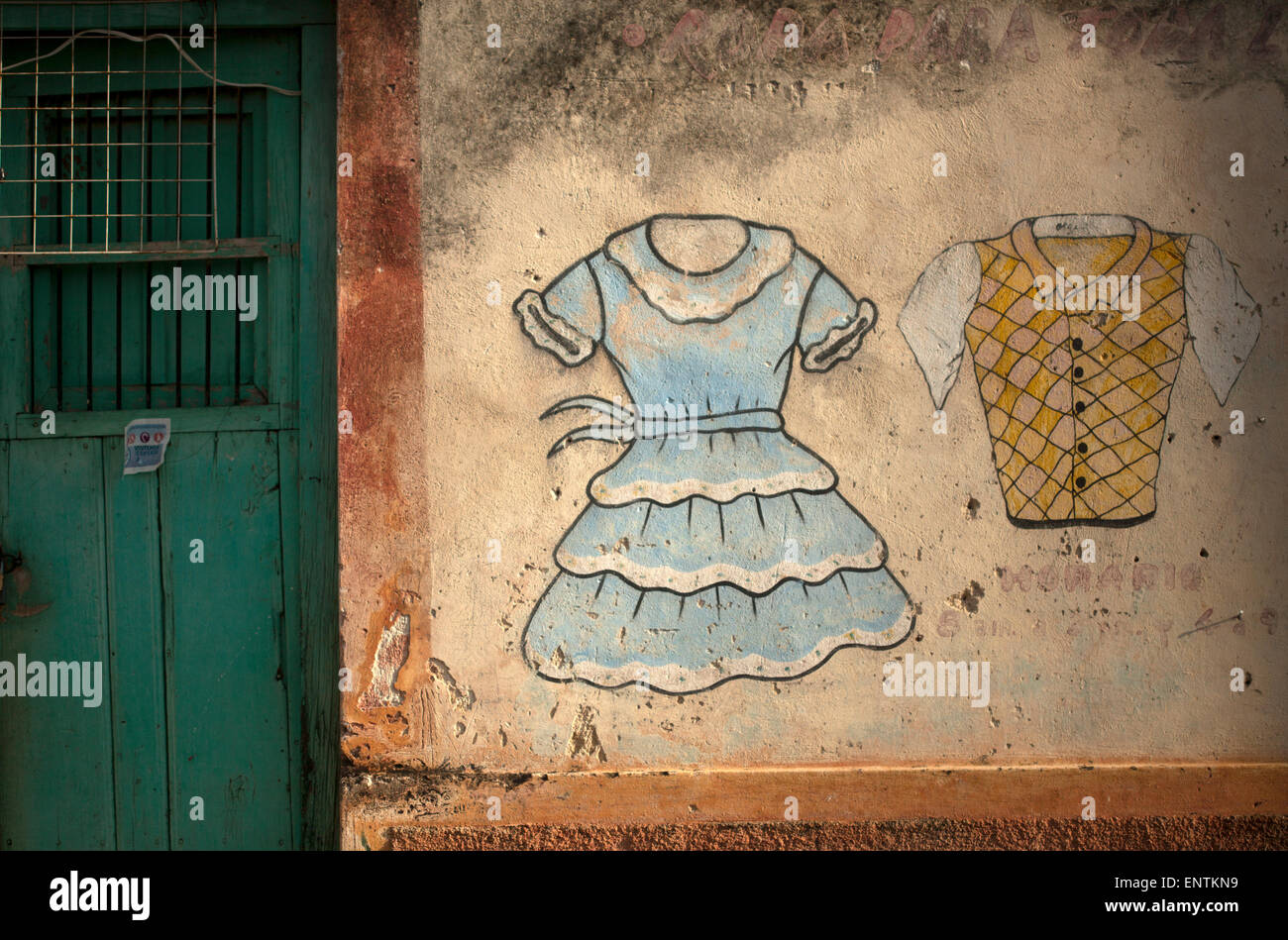 Una pittura di un abito e una camicia decorare una parete in un negozio di abbigliamento a Santa Elena,Yucatan, la penisola dello Yucatan, Messico Foto Stock