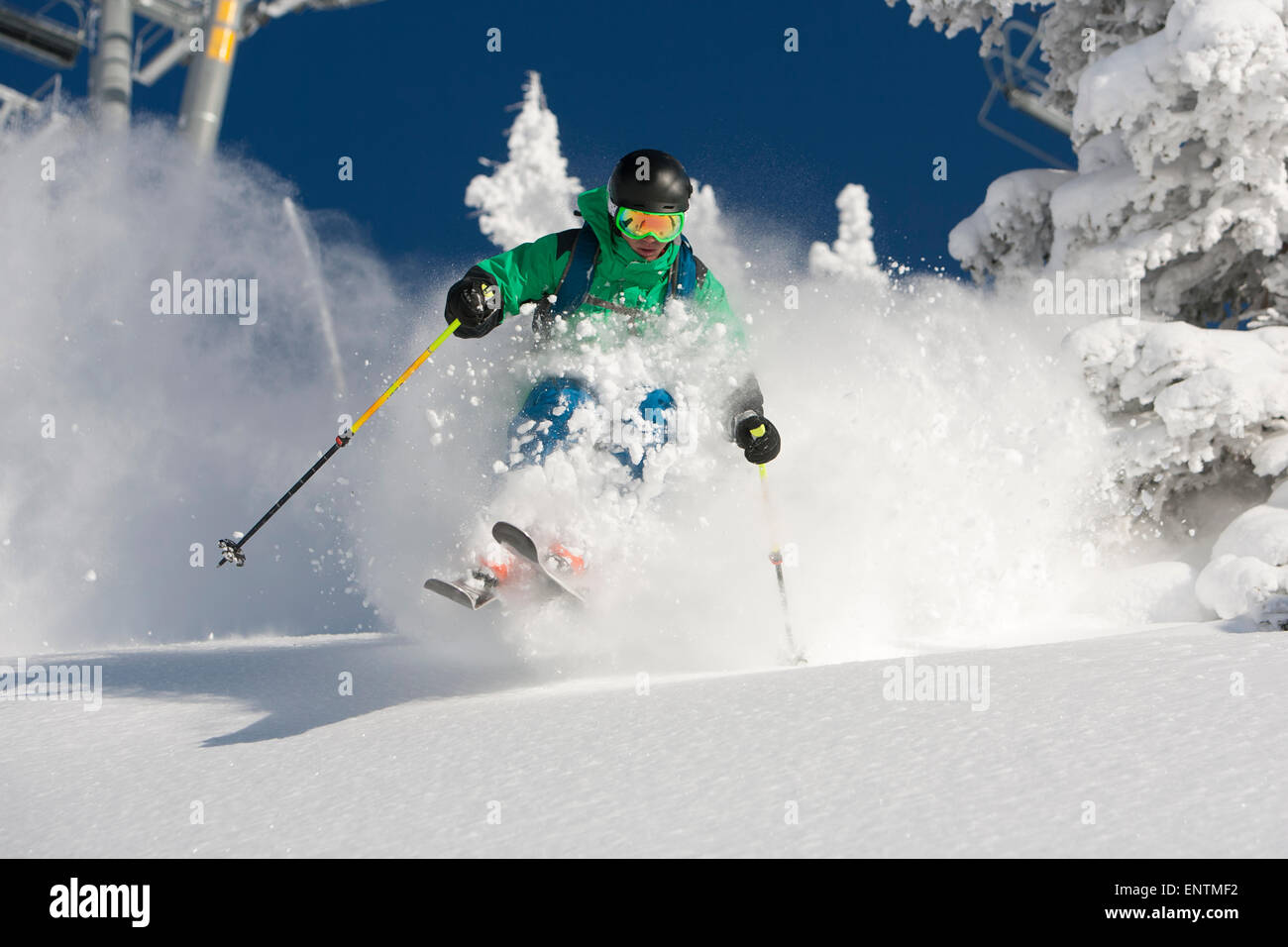 Un uomo lo sci in polvere in una bella giornata di sole in Utah. Foto Stock