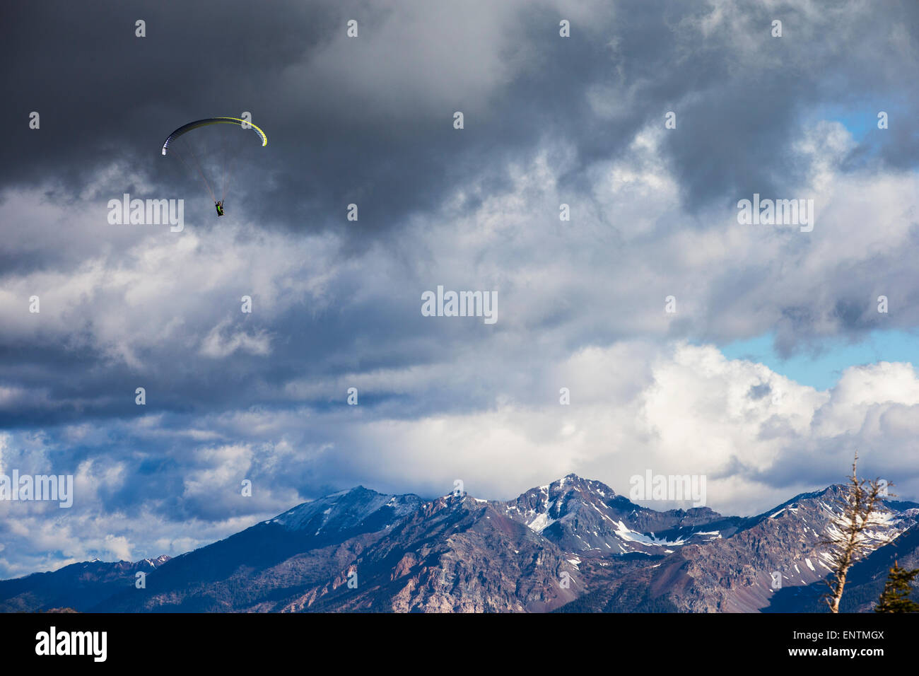 Un marinaio para godendo di un volo la mattina presto. Foto Stock