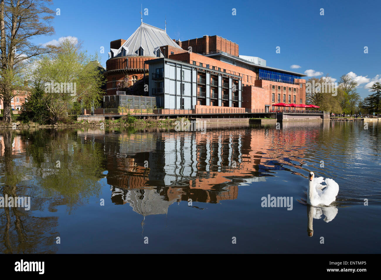 Lo Swan Theatre e la Royal Shakespeare Theatre sul fiume Avon, Stratford-upon-Avon, Warwickshire, Inghilterra, Regno Unito Foto Stock