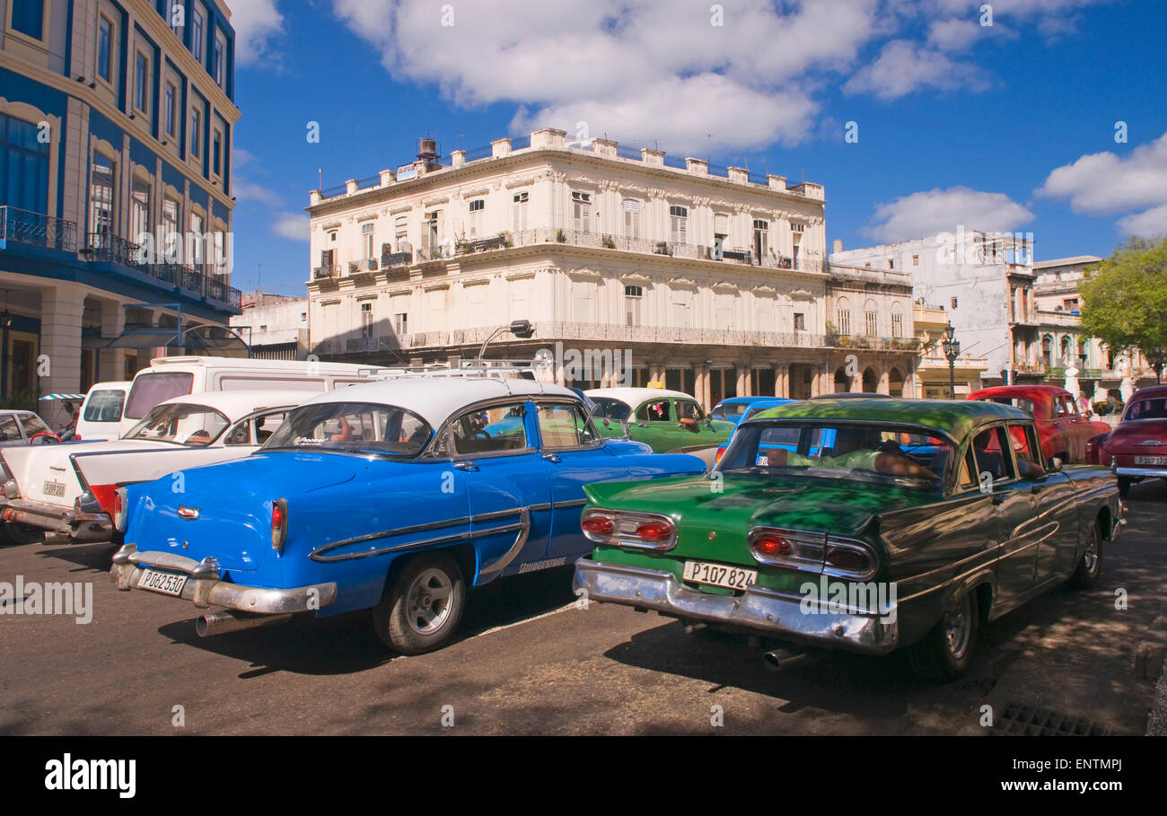 Vecchie automobili americane in una strada nel centro di Avana, Cuba Foto Stock
