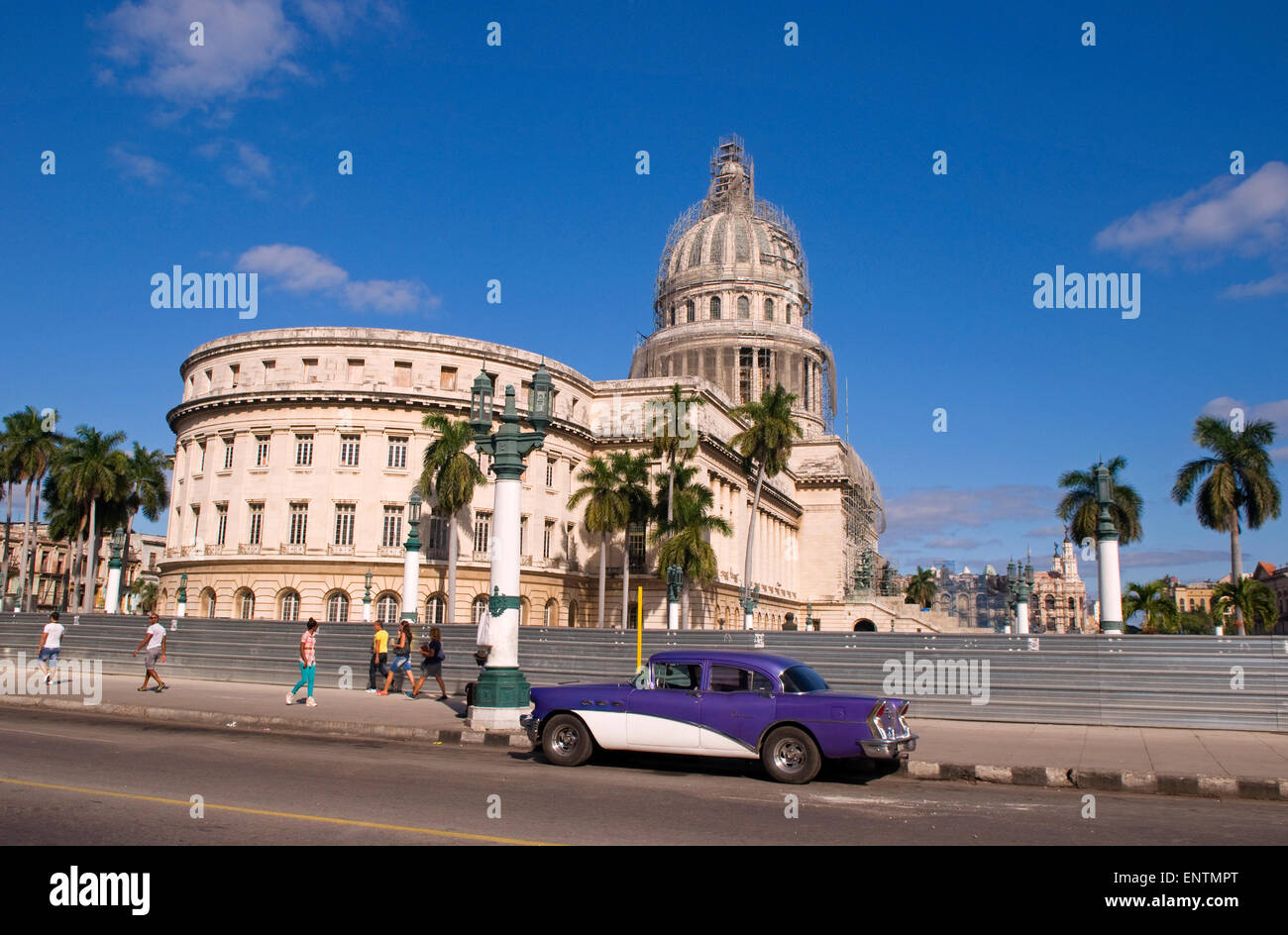 Vecchia vettura americana, nella parte anteriore del Capitolio building a l'Avana, Cuba Foto Stock