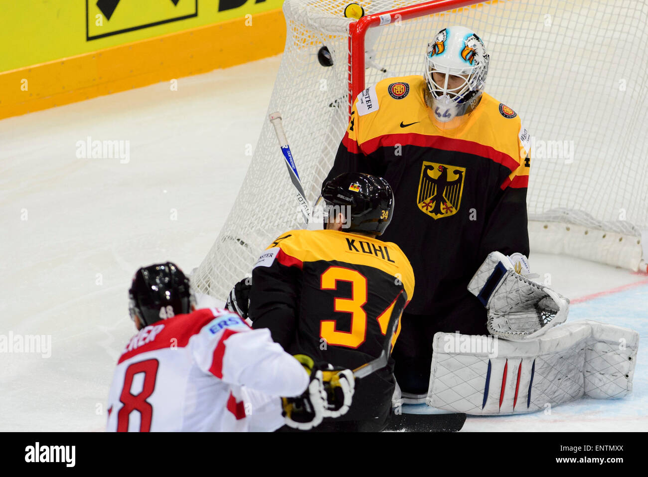 Praga, Repubblica Ceca. 11 Maggio, 2015. Da sinistra a destra: Florian Iberer (AUT), Benedikt Kohl e portiere Endras Dennis (GER) in azione durante i Campionati del Mondo di disco su ghiaccio Gruppo un match vs Germania Austria a Praga, Repubblica ceca, 11 maggio 2015. © CTK/Alamy Live News Foto Stock