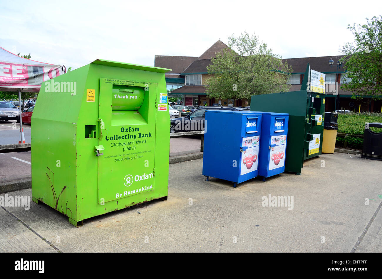 Stazione di riciclaggio nel parcheggio del supermercato Morrisons in Whiteley, lettura. Foto Stock