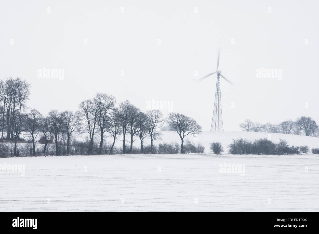 La prima turbina eolica in Polonia, situato in Starbienino, è visibile qui nel paesaggio innevato. Foto Stock