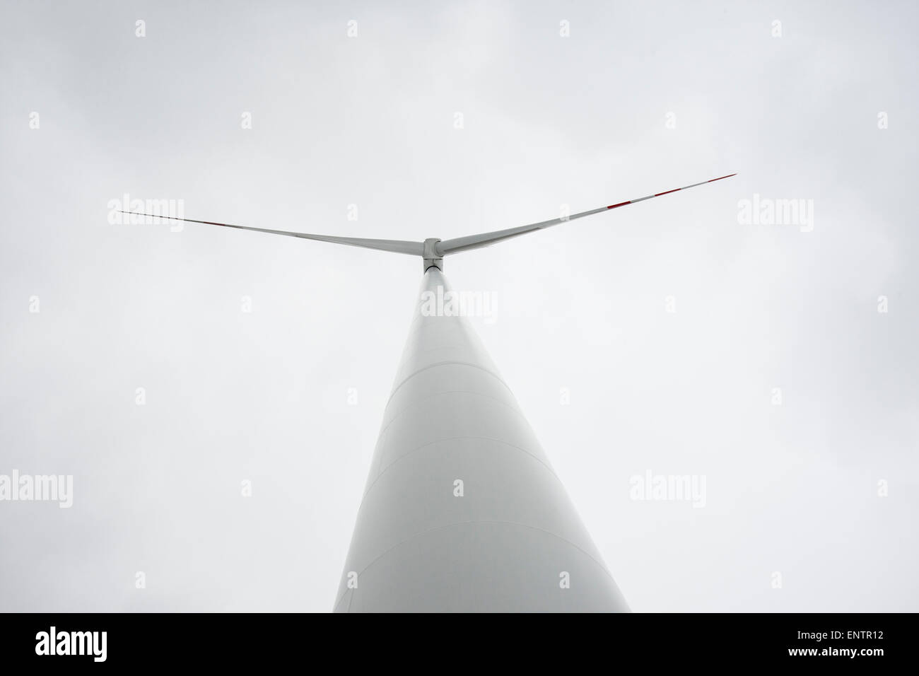 Una turbina eolica vicino a Kobylnica, Polonia, si allunga verso il cielo. Foto Stock