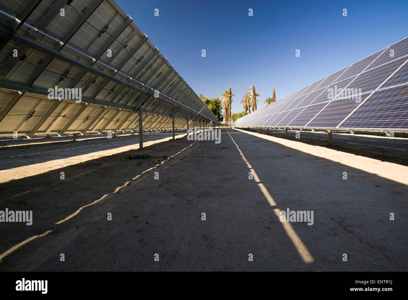 I pannelli solari della potenza di Furnace Creek Ranch nel mezzo della Death Valley, California, Stati Uniti d'America. Foto Stock