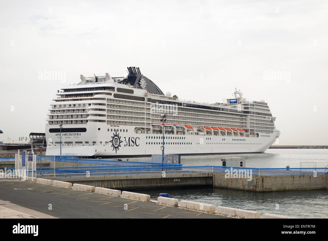 Moderne linee di crociera, la nave di crociera, MSC Orchestra nel porto di Malaga, Costa del Sol, Spagna. Foto Stock