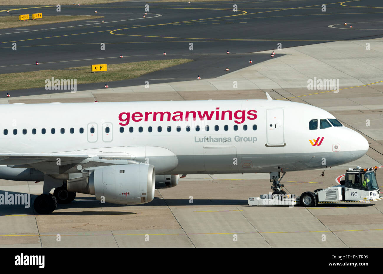 Germanwings Airbus A320-200 essendo spinto all'indietro con il terminale passeggeri all'Aeroporto Internazionale di Dusseldorf, Germania. Foto Stock