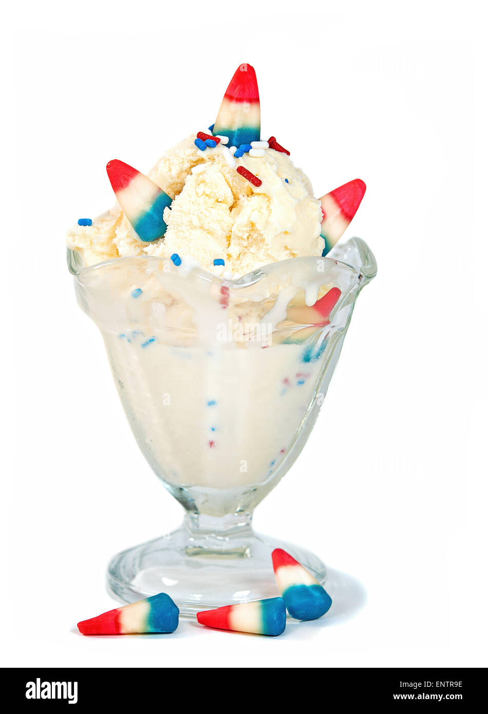 Caramella patriottica il mais sul gelato alla vaniglia isolato su bianco. Foto Stock