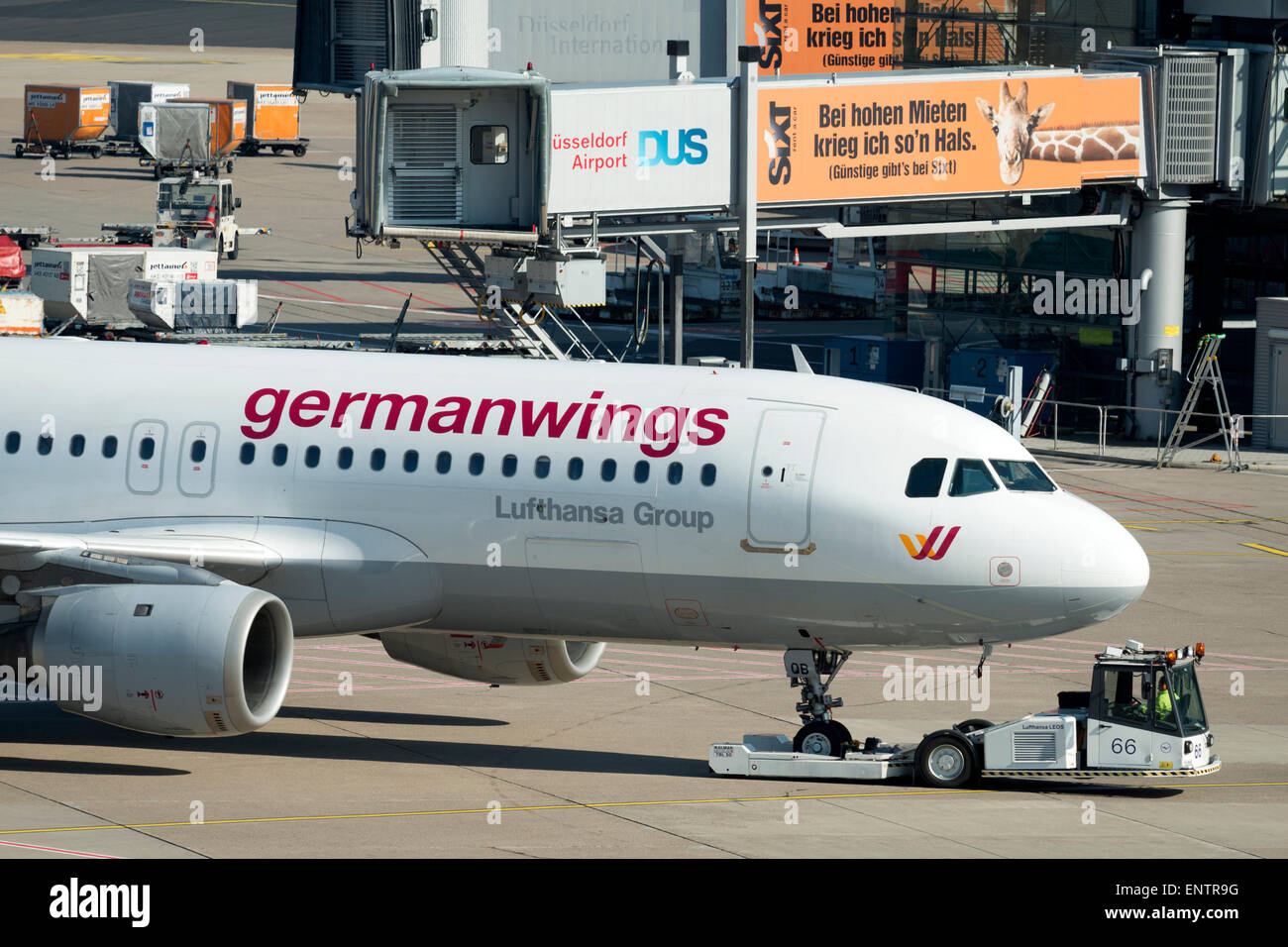 Germanwings Airbus A320-200 essendo spinto all'indietro con il terminale passeggeri all'Aeroporto Internazionale di Dusseldorf, Germania. Foto Stock