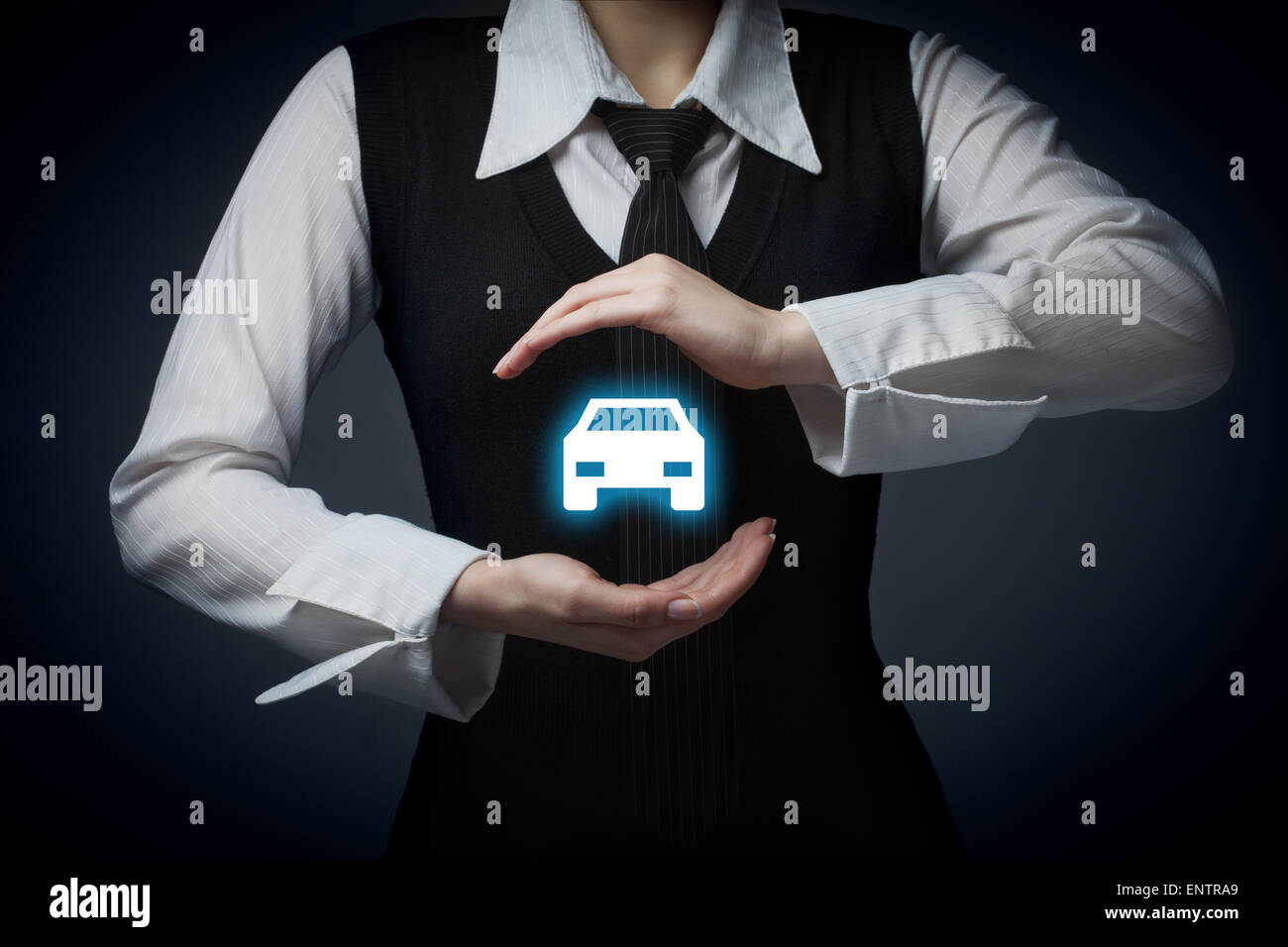 Auto (automobile) assicurazione e la rinuncia a danni da collisione concetti. Imprenditore con gesto protettivo e l'icona dell'auto. Foto Stock