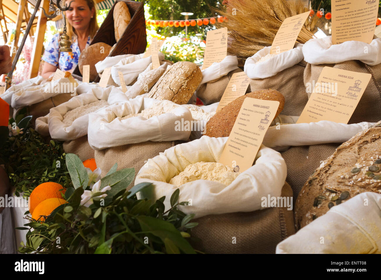 Diversi di farina per pane, macinata dal mulino locale sul display al mercato all'aperto. Andalusia, Spagna. Foto Stock