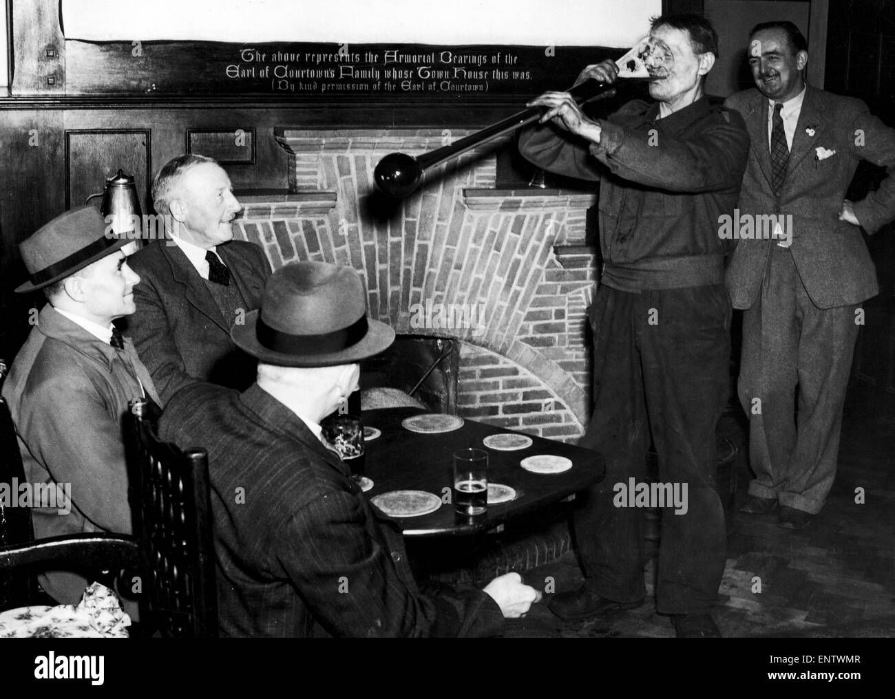 Charlie Faulkner (58) Ferro fondatore è l'ultimo uomo di avere un tentativo di bere di ale di birra da un vetro speciale che contiene tre e mezze pinte al Bate Hall Hotel, Macclesfield . Il 25 agosto 1948 Foto Stock