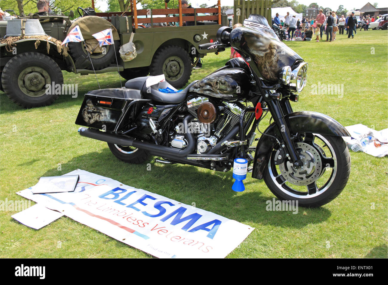 British Limbless Ex Servicemans Association (BLESMA) 'esercito omaggio' Harley-Davidson, commissionato da Mike Hollis. Chestnut Domenica, 10 maggio 2015. Bushy Park, Hampton Court, London Borough of Richmond, Inghilterra, Gran Bretagna, Italia, Regno Unito, Europa. Vintage e classic parata del veicolo e visualizza con fiera attrazioni e reenactments militare. Credito: Ian bottiglia / Alamy Live News Foto Stock