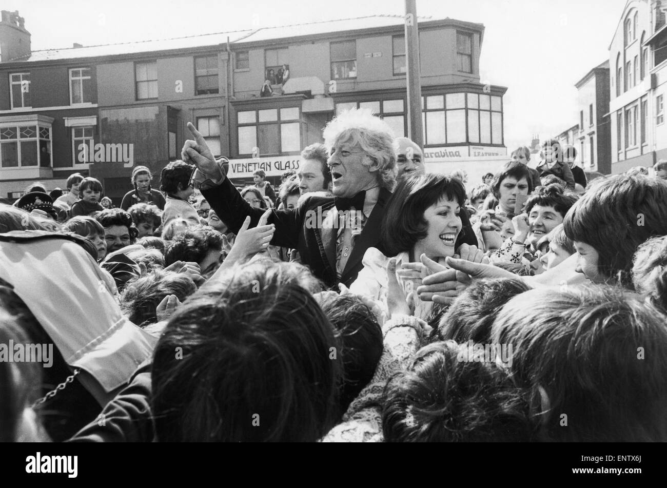 Jon Pertwee e Elizabeth Sladen attrice che gioca Medico e compagno di Sarah Jane Smith nella serie televisiva, raffigurato a Blackpool Lancashire per aprire una mostra di Daleks. Il 1 aprile 1974. Foto Stock