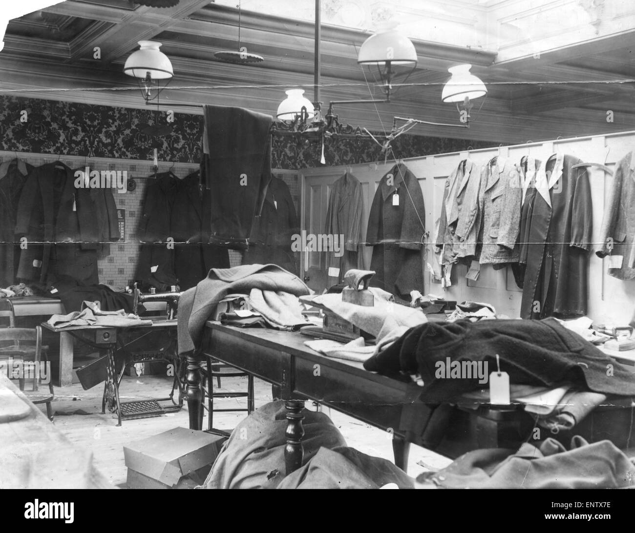 Incompiuta di capi di abbigliamento per sarti studio, a causa di sarti sciopero, Conduit Street, Londra, 7 maggio 1912. Foto Stock