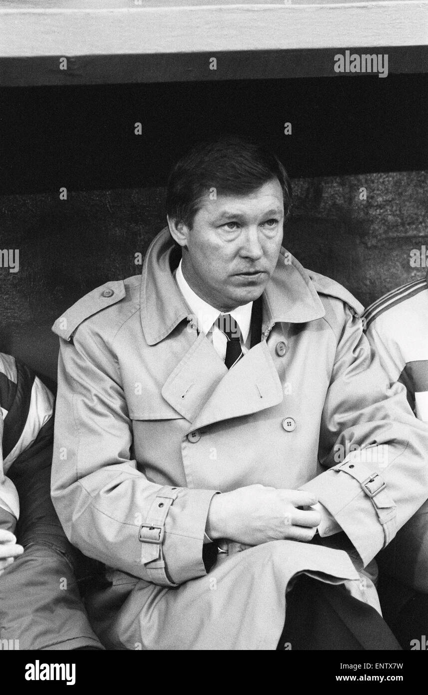Il Manchester United manager Alex Ferguson controlla il suo orologio in piroga durante la divisione lega una partita contro il Charlton Athletic presso la valle di massa. La partita si è conclusa in un goalless draw. 7 febbraio 1987. Foto Stock