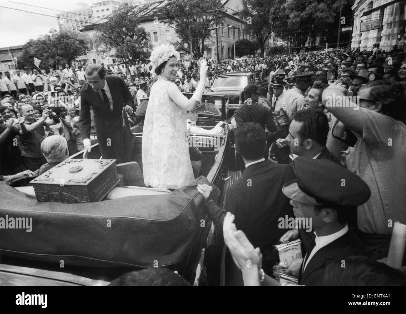 Royal Tour, Salvador, Brasile. La regina delle forme d'onda da lì per il giro della Papamobile. Il 6 novembre 1968. Foto Stock