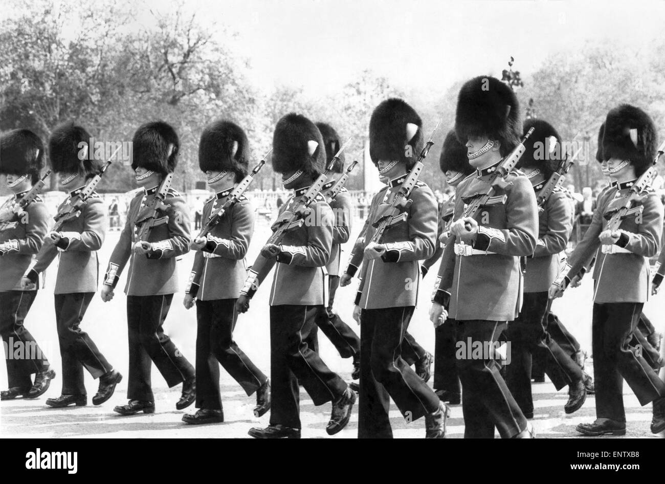 Primo Guardsman etniche sul dazio a Buckingham Palace: Guardsman Richard Grant Stokes in cambio della guardia parade. Il 15 maggio 1988 Foto Stock