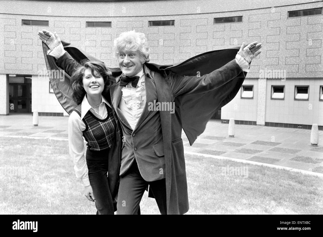 Elisabeth Sladen con Jon Pertwee in piedi nel cortile della BBC Television Centre dopo che era stato annunciato che giocherà Sarah Jane Smith, un brillante giovane giornalista su una donna della rivista che diventa il medico è assistente nel nuovo dottore Who di serie. Il 26 giugno 1973. Foto Stock