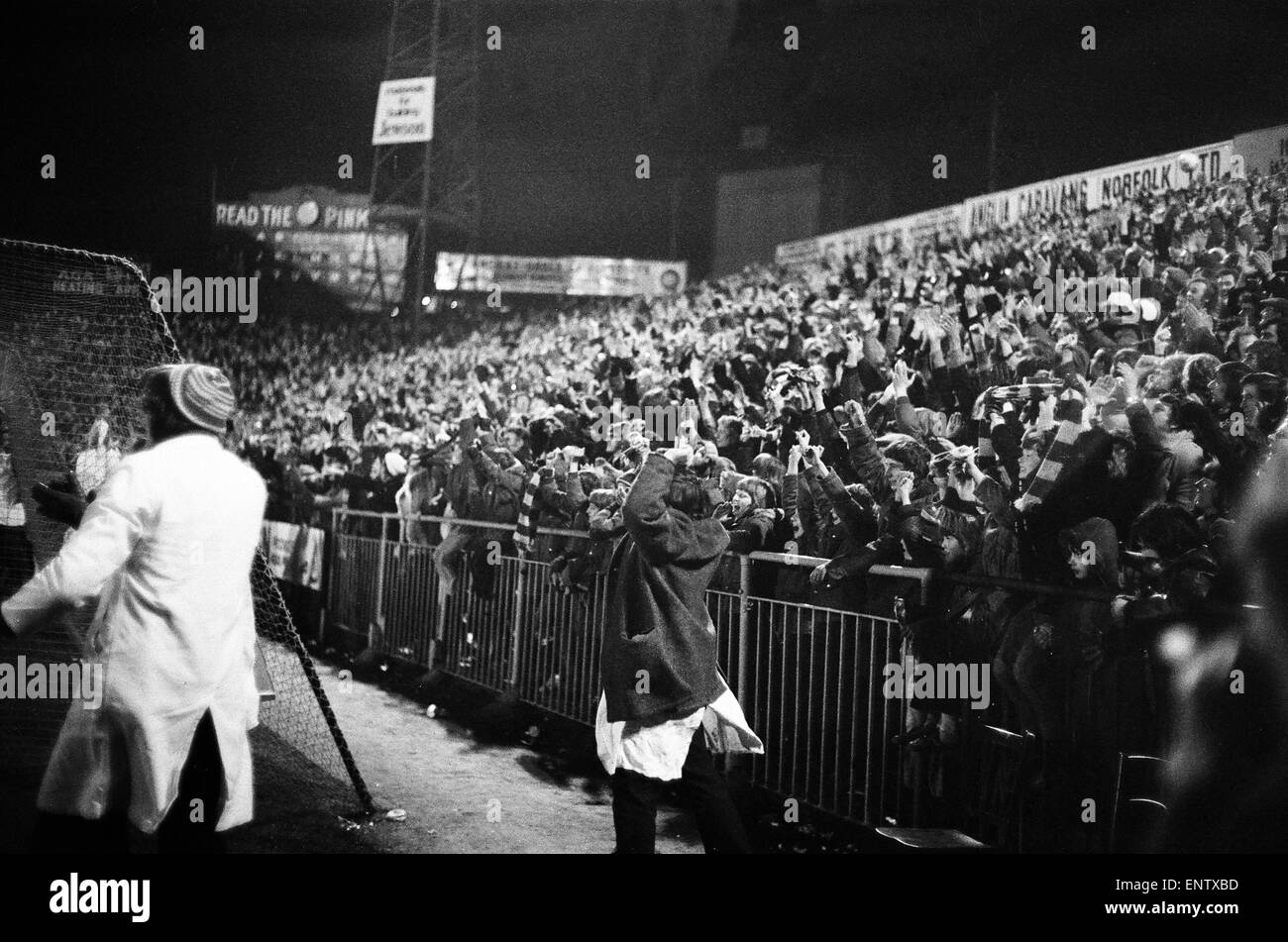 Azione dal 1974 League Cup semi-finale. Norwich City 1-1 Wolverhampton Wanderers 1974 League Cup semi-finale 1 gamba 23/01/1974 Foto Stock