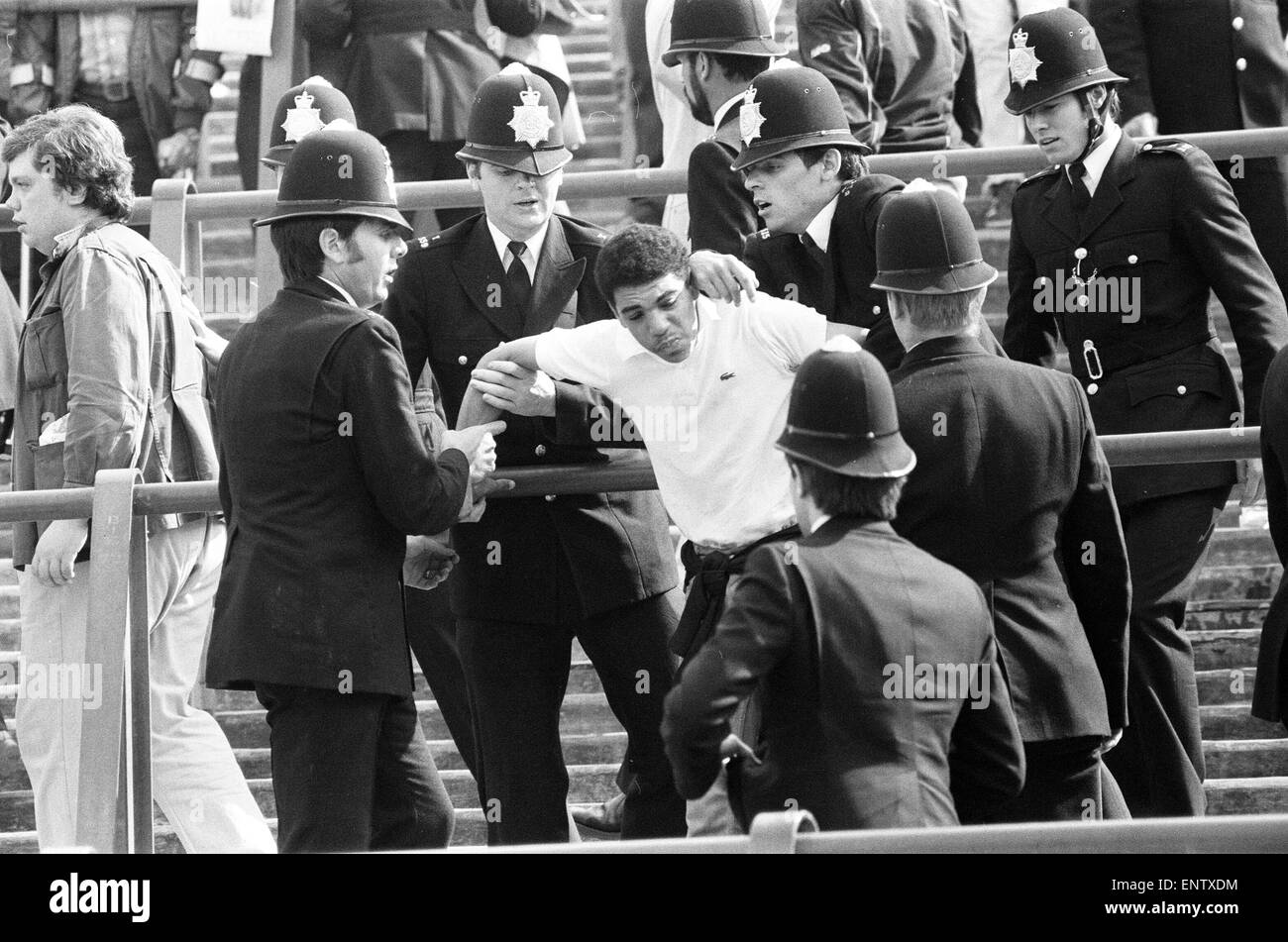 La violenza della folla durante l'Arsenal v Liverpool league a Highbury, sabato 4 settembre 1982. Nella foto: Sostenitori sotto arresto. Punteggio finale: Arsenal 0-2 Liverpool Foto Stock