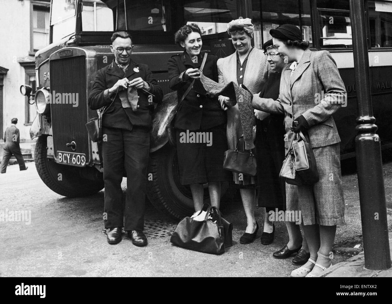 Pallot conduttore, di Swansea, un corso di laurea, è una convinta sostenitrice del knit one purl una brigata. Il suo hobby è la lavorazione a maglia, e ottiene con il lavoro in qualsiasi momento vecchio. Se ci sono un paio di minuti di tempo di attesa alla fine della corsa, out provengono gli aghi e Harold inizia il conteggio di punti di cucitura. E i suoi passeggeri sono entusiasta di oltre il suo bandwork. "Qualsiasi più equo isles, si prega di' è il loro slogan. 12 Giugno 1950 Foto Stock