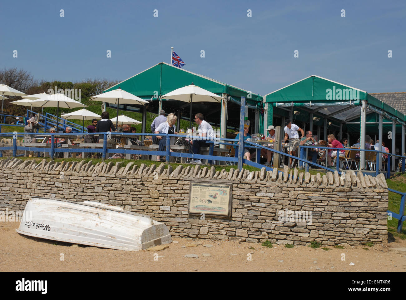 L'Alveare Beach Cafe è famoso per i suoi piatti di pesce, Burton Bradstock, Dorset, Inghilterra Foto Stock