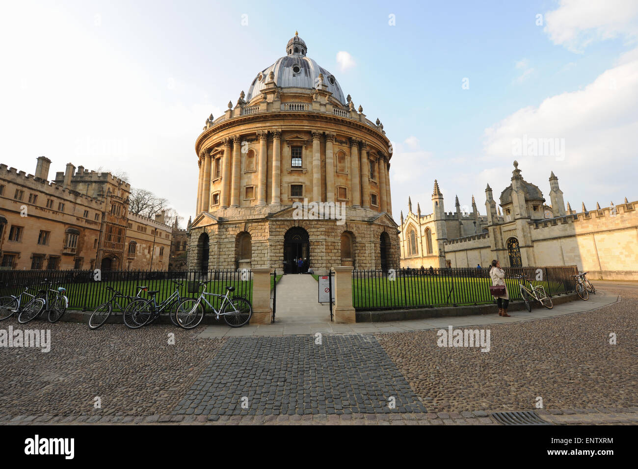 La Radcliffe Camera, costruito nel 1749 per ospitare la Radcliffe Science Library, ora una sala lettura per la Libreria di Bodleian, Oxford Foto Stock