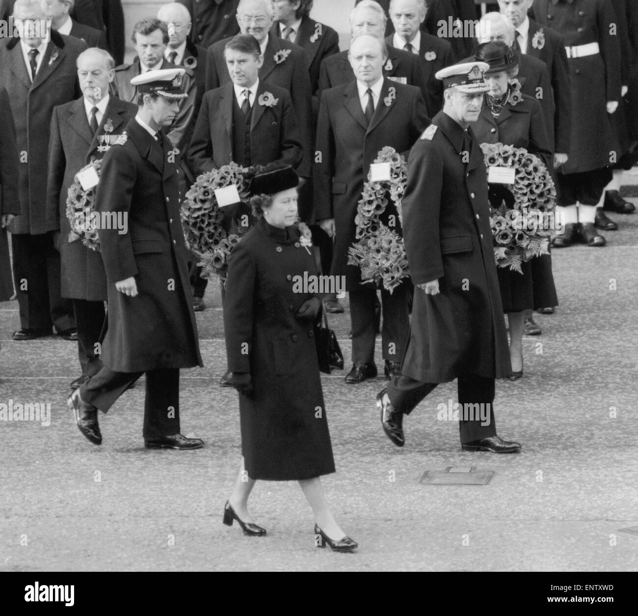 Rimembranza Servizio giorno 1984. La regina e il Duca di Edimburgo e il Principe Carlo presso il Cenotafio. 11 novembre 1984. Foto Stock