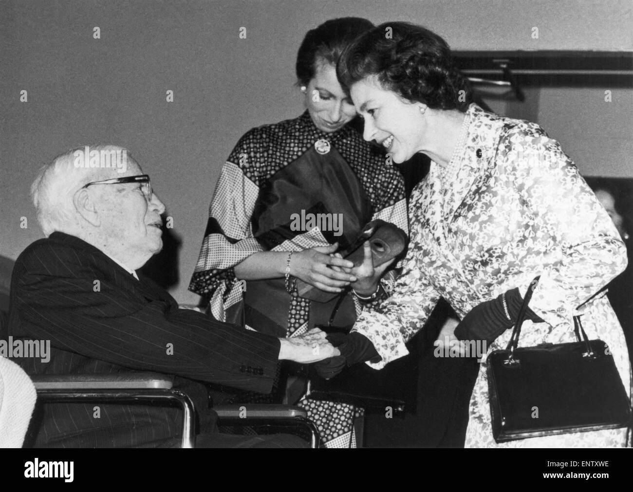 La regina incontra Charlie Chaplin in apertura della British Academy of Film e televisione arti. Undicesimo Marzo 1976. Foto Stock