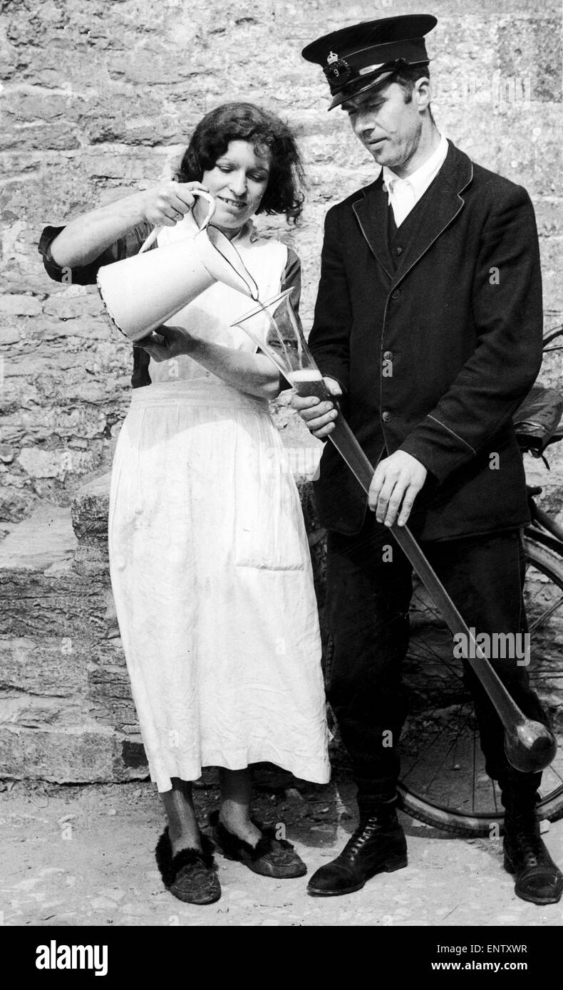 Come questo per un long drink?... È il suo cantiere giornaliero di sidro che sta riversando fuori per il Signor George Bird, villaggio portalettere a Kingscote, nel Gloucestershire. 19 Agosto 1938 Foto Stock