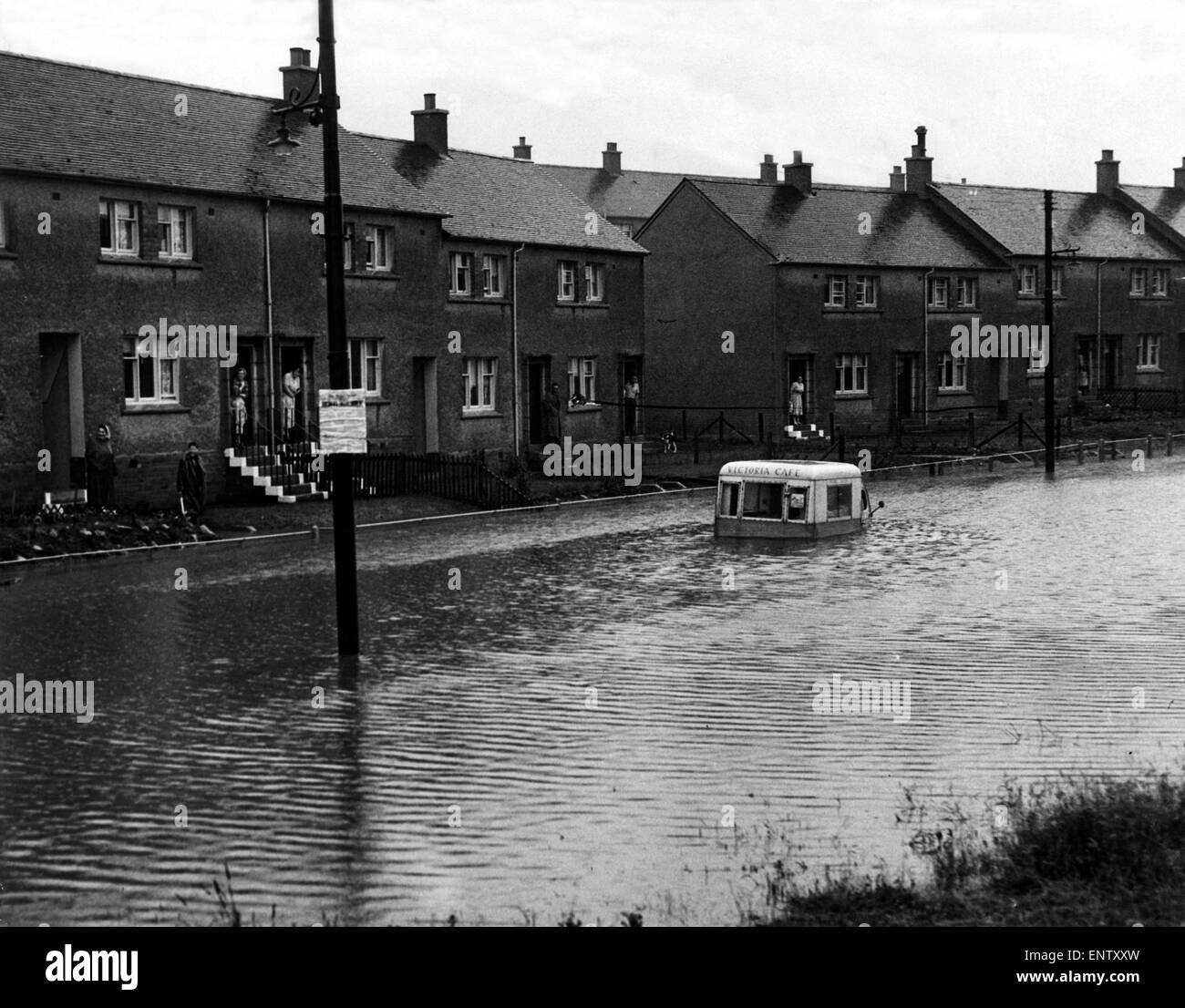 Inondazione in Waverley Terrazza Blantyre, South Lanarkshire circa nel 1960. Foto Stock