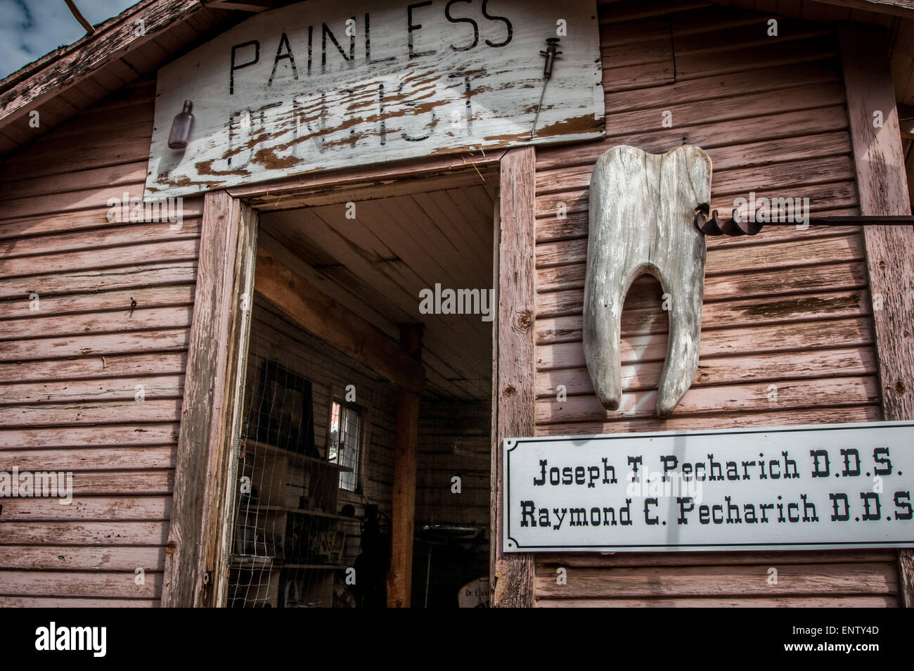 Dentista house di Girolamo Arizona città fantasma miniera e le vecchie autovetture Foto Stock