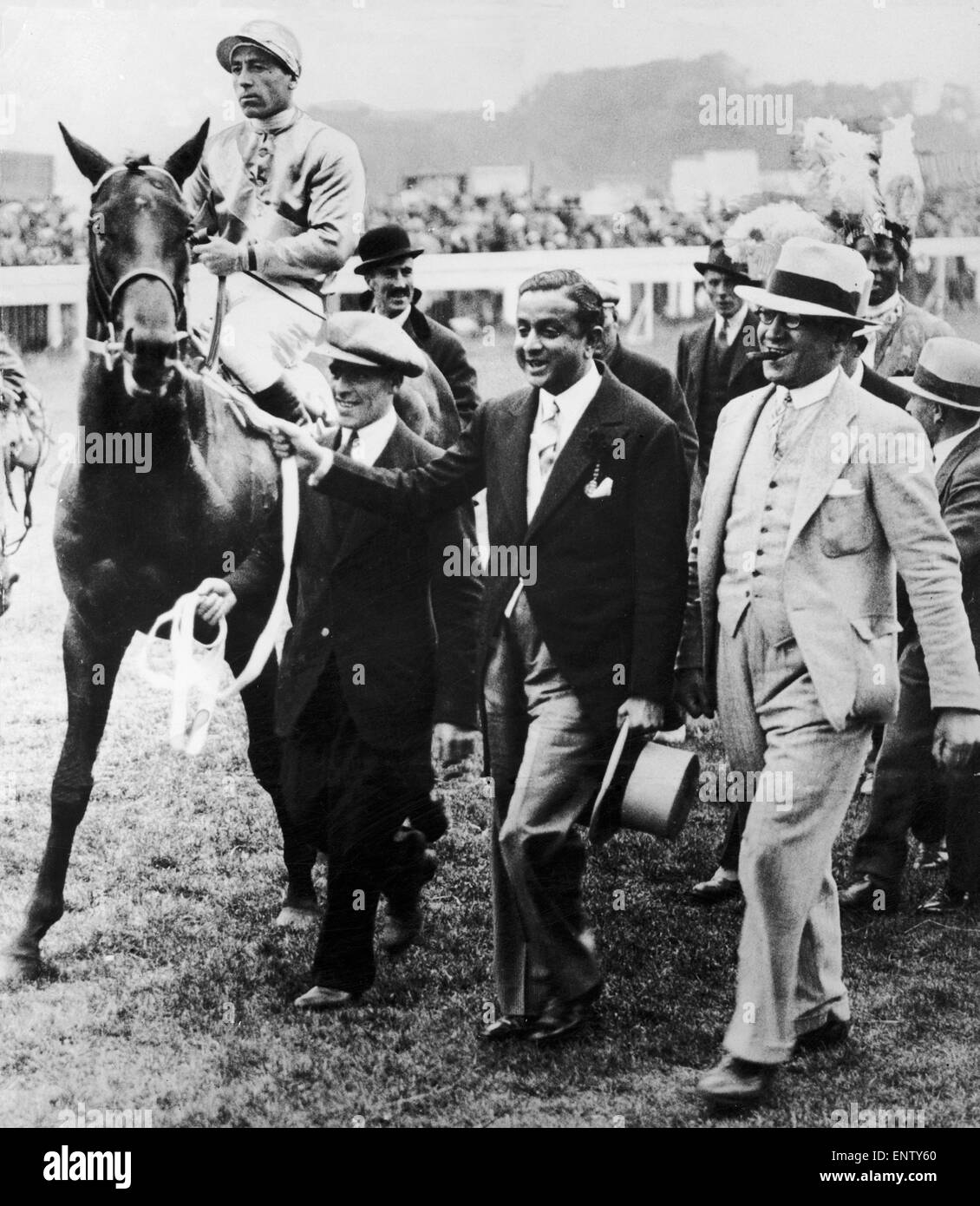 Windsor Lad cavalcato da Charlie Smirke essendo portato dal Maharajah di Rajpipla dopo aver vinto il Derby 1934 6 Giugno 1934 Foto Stock
