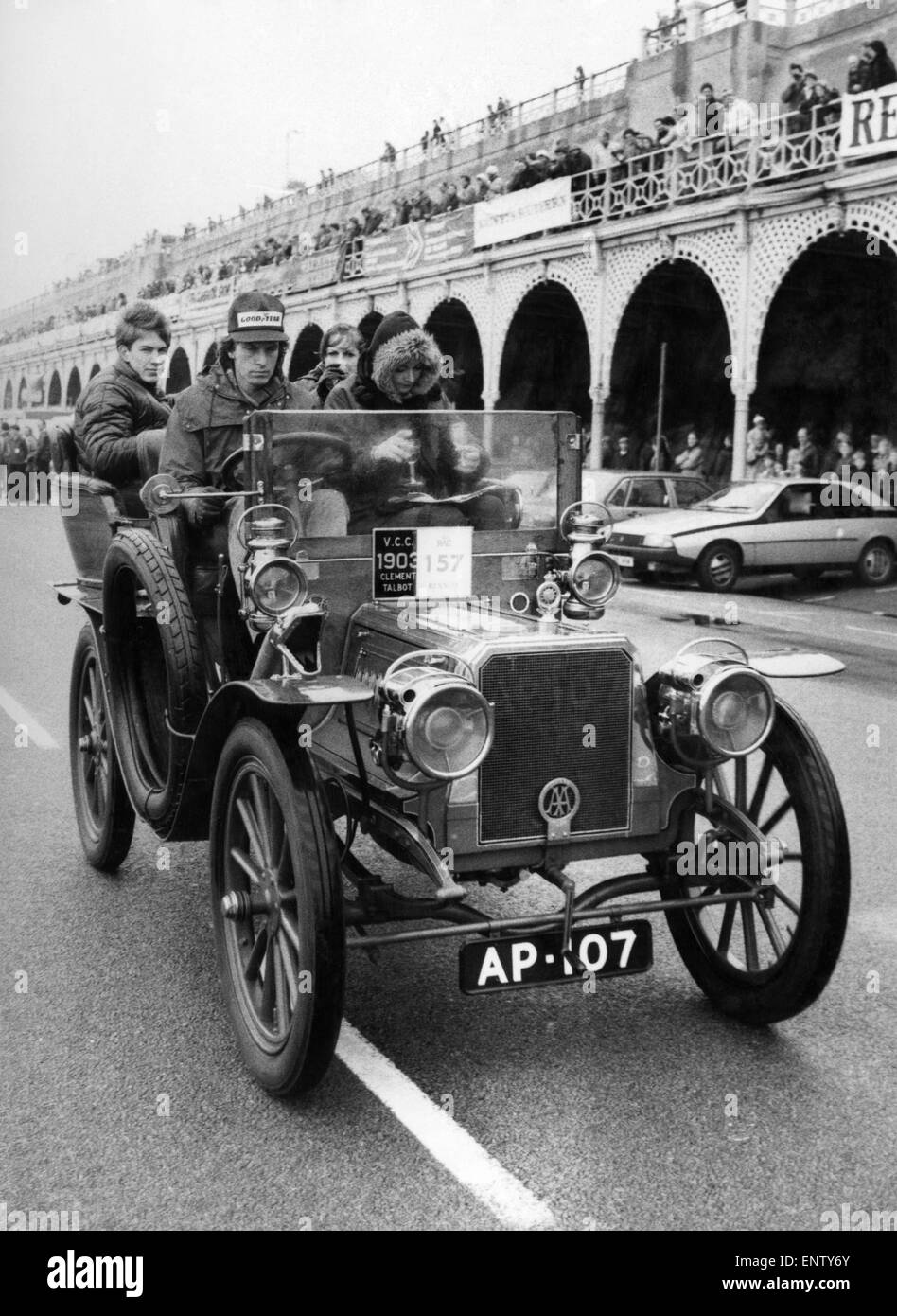 Un 1903 Celment Talbot visto qui sul lungomare di Brighton alla fine della Londra a Brighton veteran car run. 1 Novembre 1981 Foto Stock