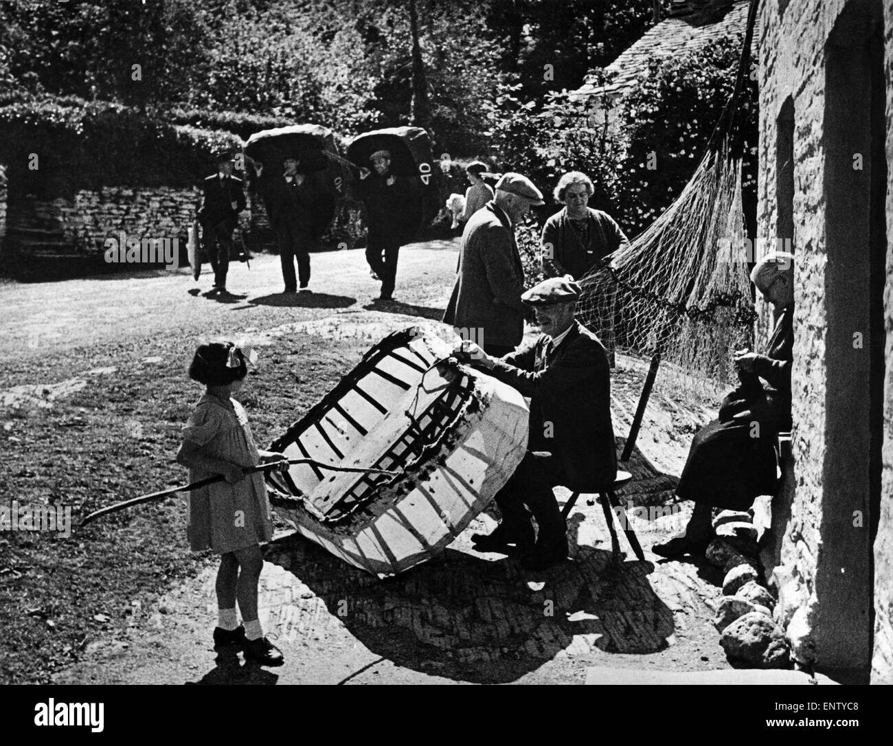 Un villaggio scena di strada. I pescatori, Net menders, tessitori locali e coracle costruttori sono tutti al lavoro, e ancora, che pervade tutto questo vi è una sensazione di piacere e di pace, che può essere trovata solo tra artigiani e di antiche e luoghi tranquilli. Circa 1945 Foto Stock