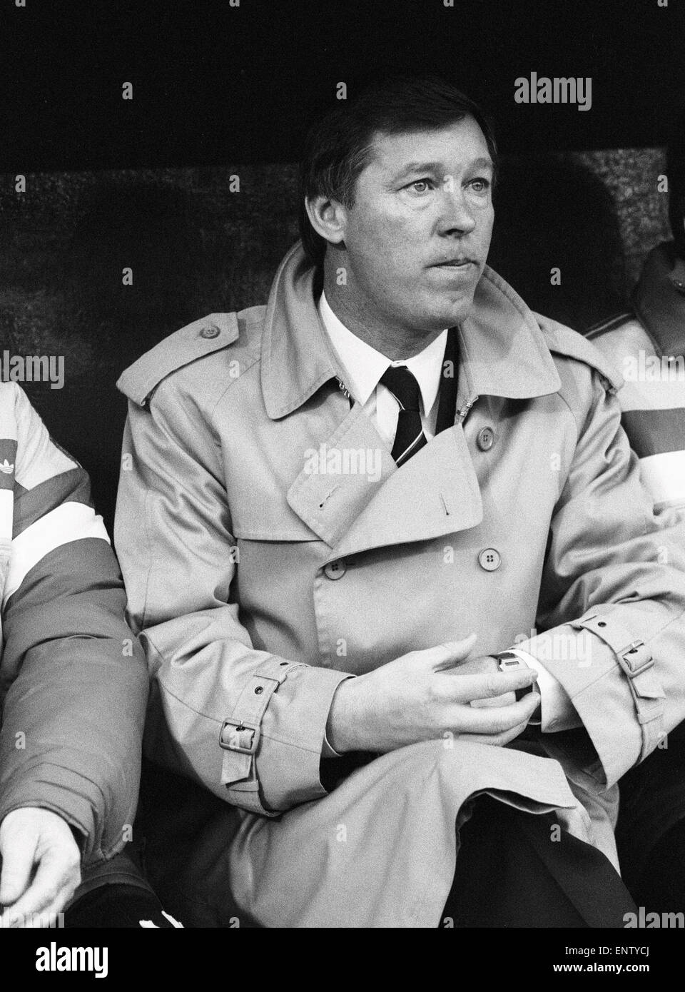 Il Manchester United manager Alex Ferguson guarda il suo team in azione durante la divisione lega una partita contro il Charlton Athletic presso la valle di massa. La partita si è conclusa in un goalless draw. 7 febbraio 1987. Foto Stock