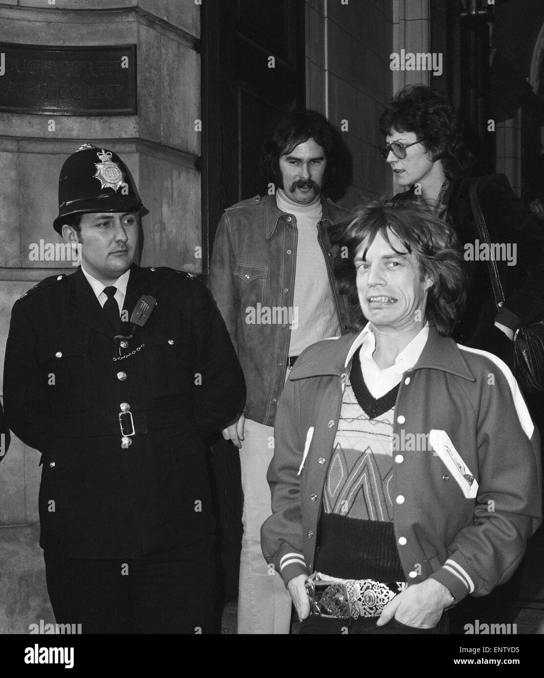 Mick Jagger dei Rolling Stones lasciando Court a Londra dopo che ha ammesso il possesso di eroina e cannabis a Keith Richards, ottobre 1973 73-8511-001 Foto Stock