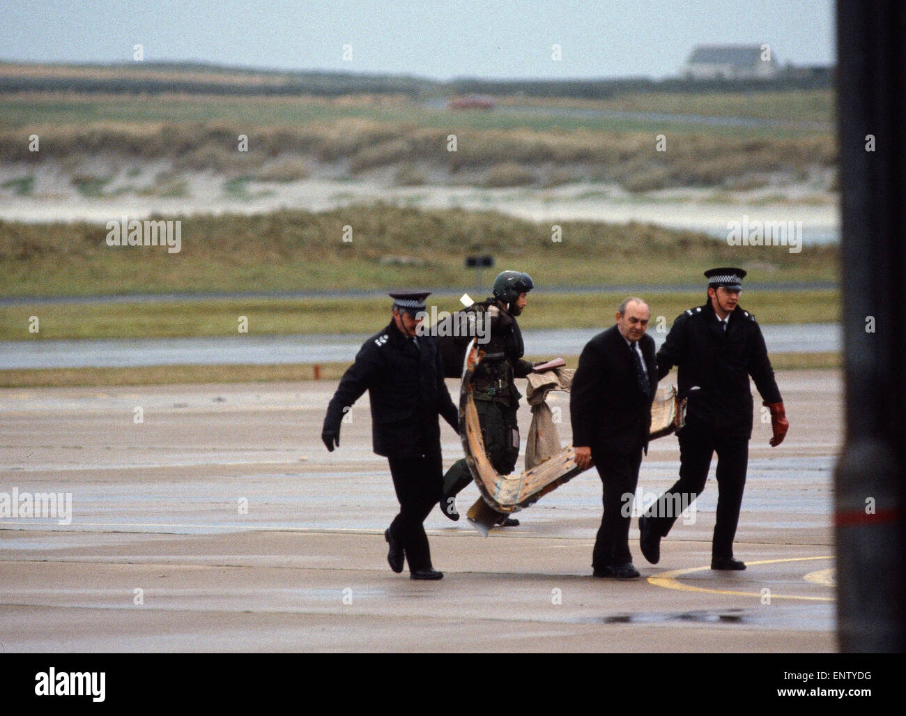 Sumburgh Elicottero incidente. Parti dell'elicottero recuperato dal crash. Novembre 1986. Il 6 novembre 1986 un Boeing 234LR elicottero Chinook si è schiantato 2,5 mi (4,0 km) nel nord-est dell'aeroporto. Solo due persone sono sopravvissute con 45 vita perduta. Foto Stock