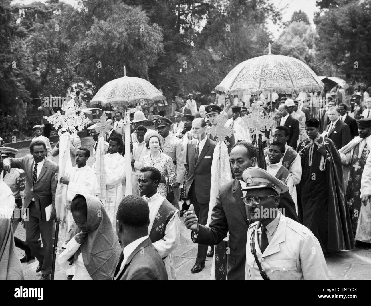 Royal Tour. La regina e il Duca di Edimburgo alla Santissima Trinità nella cattedrale di Adis Abeba. 4° febbraio 1965. Foto Stock