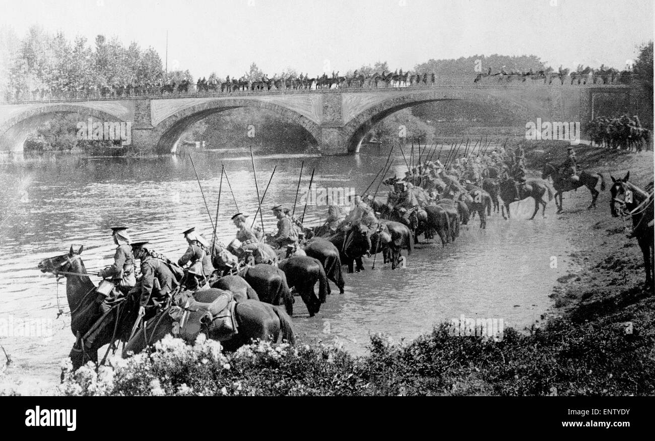 Britannico di innaffiamento di cavalleria i loro cavalli a un fiume in Francia. Circa Ottobre 1914 Didascalia originale: Lancieri abbeveraggio i loro cavalli a un fiume in Francia. Gli altri sono visti cross-ing il ponte. - Fino a quando sopraffatti da numeri, la cavalleria britannico fare ciò che vogliono con i tedeschi, aud hanno vinto per se stessi un: gloria imperitura in cui è possibile condividere. Un altro 100.000 uomini sono necessari in una sola volta e come il limite di età è stato innalzato a trentotto molti di coloro che sono stati finora pre-vented da dover arruolare ora sono ammissibili. ''(Pagina 7 Daily Mirror 28 ottobre 1914) Foto Stock