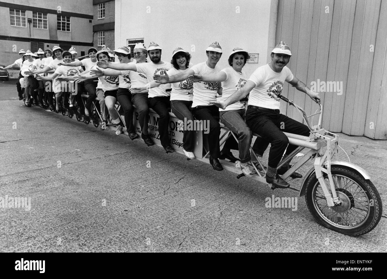 24 monoposto bike cavalcato da Debenham di equipaggio per promuovere British settimana nei loro negozi. Circa 1979 Foto Stock
