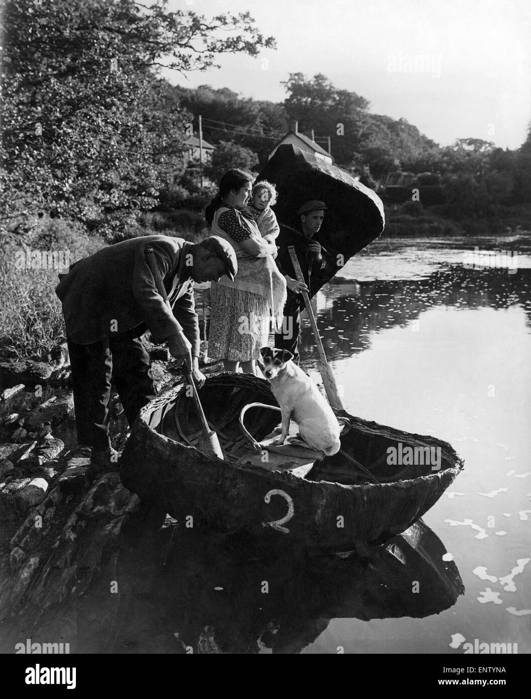 Coracles : modello seguente si è evoluta oltre due mila anni fa i costruttori coracle costruire la forma ovale a forma di cestello barche che venivano utilizzate dagli antichi britannici quando Cesare invasero l'isola. Willow e nocciolo di barre sono piegate in forma e coperto con fondo in asfalto calico facendo piccole imbarcazioni di luce in cui singoli paddler siede. Essi sono utilizzati principalmente dai pescatori di salmone lungo remote Welsh fiumi e coracle gli uomini sono stati responsabili per aggiunta di misurabile per la Gran Bretagna è il pesce alimentazione durante la guerra. Quando le condizioni sono favorevoli gli uomini spesso lavorano per 19 ore al giorno. Foto Stock