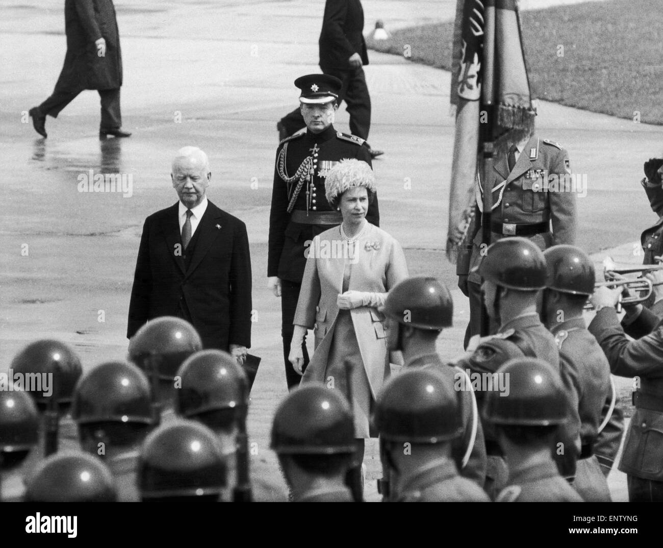 La regina in Germania Ovest. Il primo monarca britannico a fare una visita di stato per 56 anni. Ispezionare alcuni ad ovest le truppe tedesche con il presidente Luebke. Il 19 maggio 1965. Foto Stock