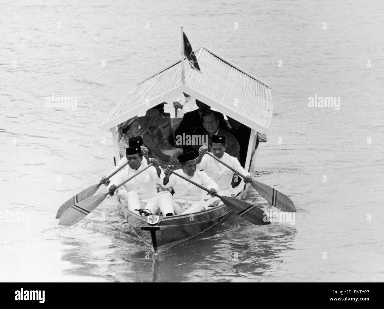 Royal visita in Malesia. La regina e il Duca di Edimburgo sono trasportati a bordo di una barca. Marzo 1972. Foto Stock